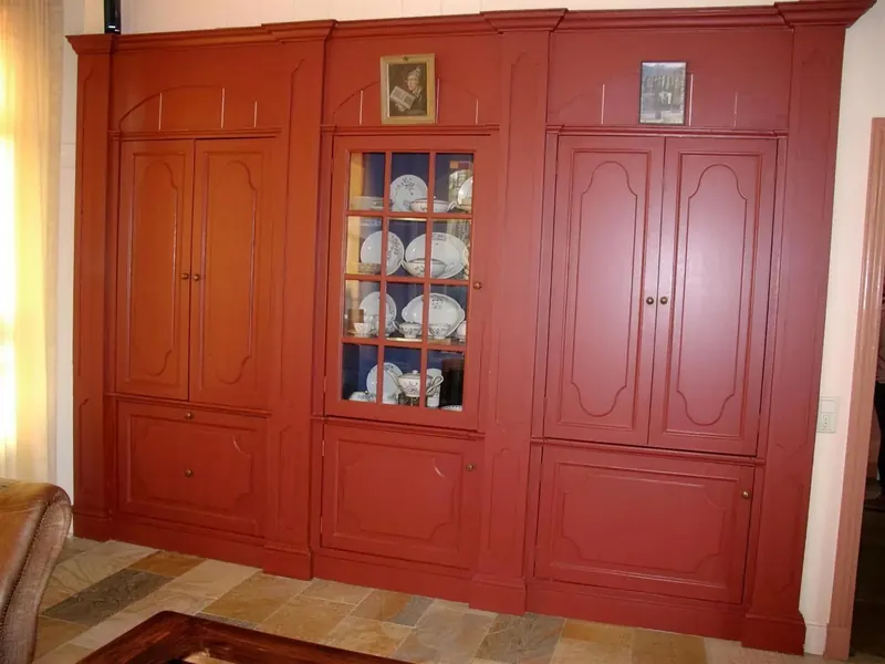 Rood geschilderde kastenwand met vitrine en paneeldeuren, notariswoning in Spanbroek