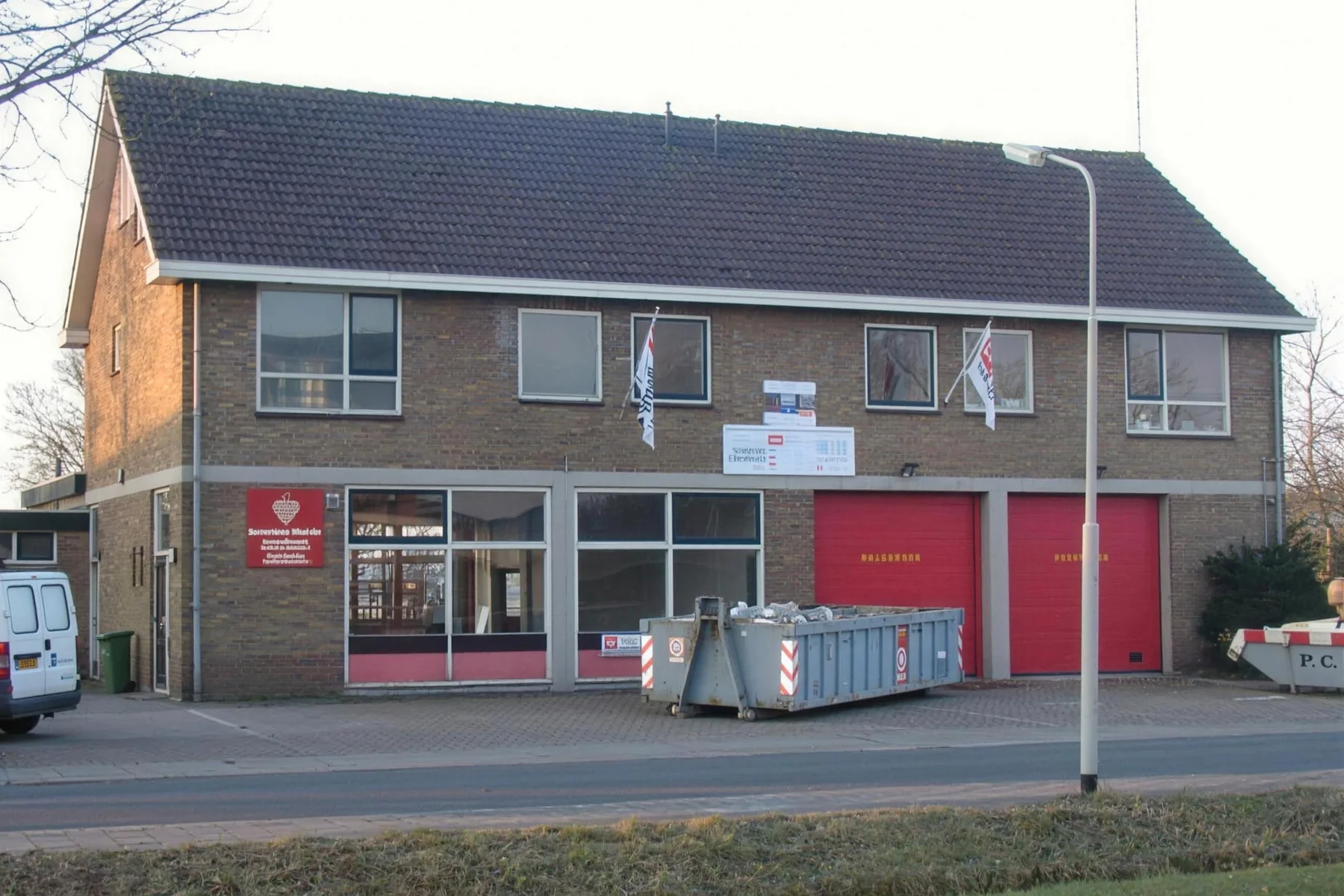 Dezelfde kazerne begin 2013, leegstaand en nog met de rode roldeuren