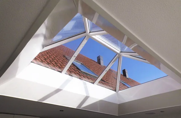 Piramidevormige lichtkoepel in het dak van de aanbouw, van binnenuit gezien