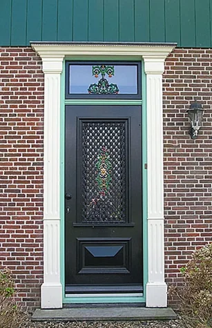 Voordeur met ruitvormig rooster, gekleurd bovenlicht en witte pilasters, stolpboerderij in Sijbekarspel