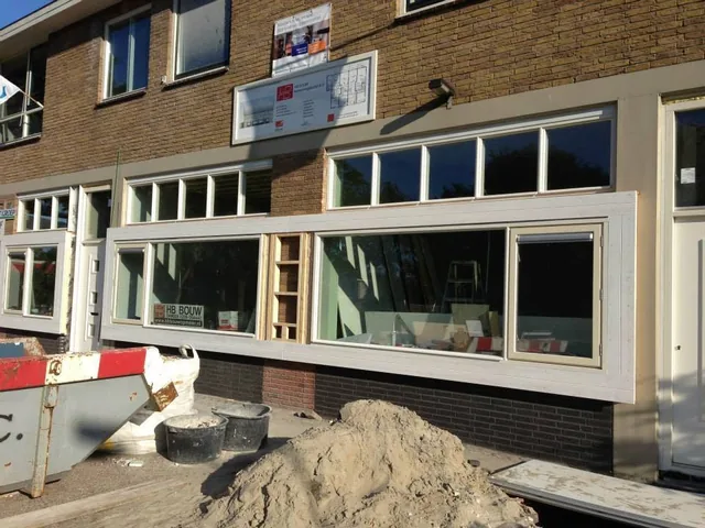 Nieuwe kozijnen in de begane grond van de voormalige brandweerkazerne in Spanbroek, tijdens de verbouwing