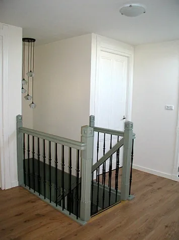 Overloop met trapgat, grijsgroene trapleuning en zwarte spijlen, woonhuis in Opmeer