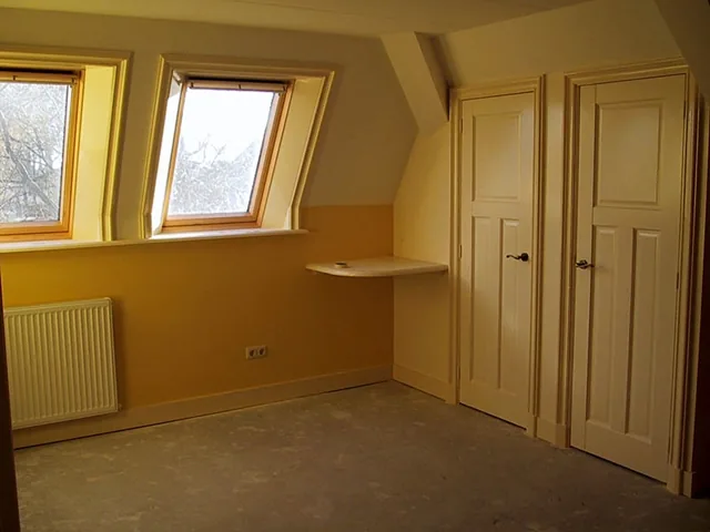 Zolderkamer met twee dakramen, paneeldeuren en wandplank, notariswoning in Spanbroek