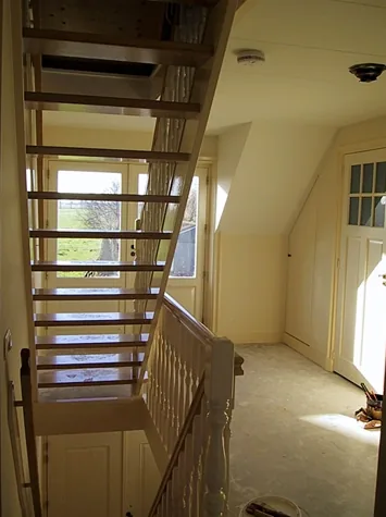 Overloop met open trap naar de zolder en deur met ruitjes, notariswoning in Spanbroek