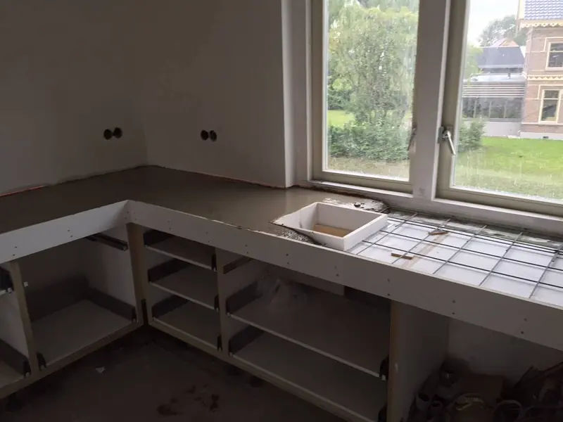 Vers gestort betonnen werkblad met uitsparing voor de spoelbak, keuken in Spanbroek