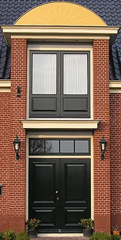 Middenpartij met dubbele voordeur, lantaarns, bovenlicht en gele boog in het dak, notariswoning Spanbroek