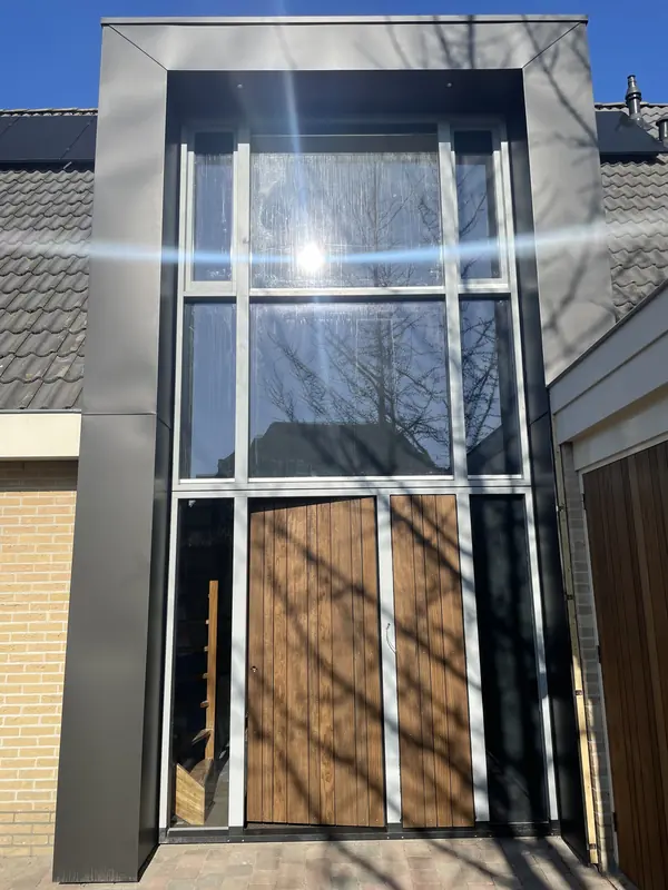 Glazen pui van twee verdiepingen in Hoorn, recht van voren, met houten dubbele deuren