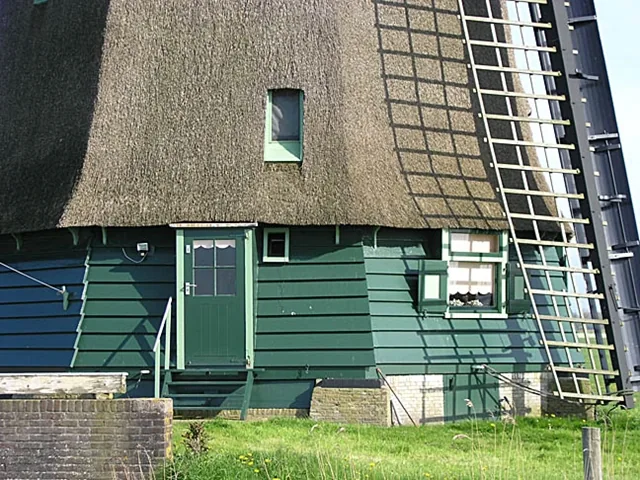 Onderbouw van een molen bij Obdam met groene deur en ramen in groen potdekselwerk