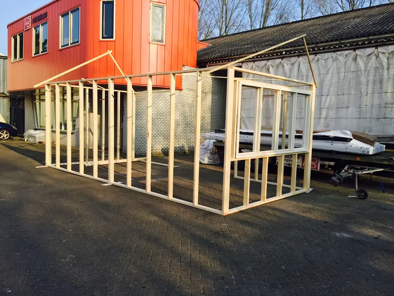 Houten skelet van de schuur, opgebouwd op het terrein bij de werkplaats van HB Bouw