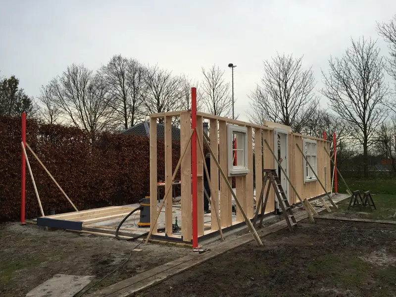 Houtskeletwanden van de schuur in Spanbroek met witte kozijnen, tijdens de bouw