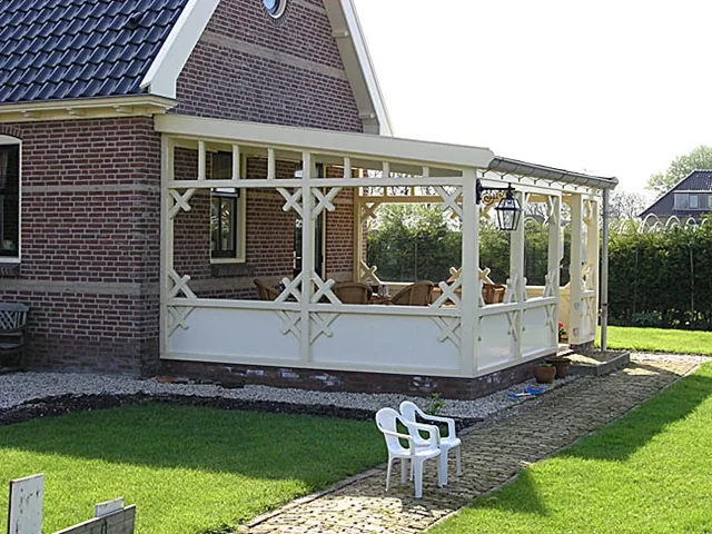 Houten veranda met kruisvormig regelwerk en lantaarn, woonhuis in Ursem